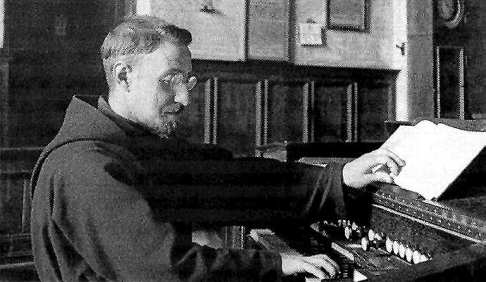 El Padre Donostia, José Antonio Zulaica y Arregui, interpreta una de sus composiciones en el órgano que le regalaron sus padres.