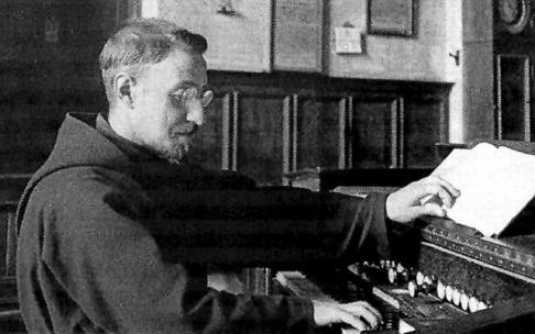 El Padre Donostia, José Antonio Zulaica y Arregui, interpreta una de sus composiciones en el órgano que le regalaron sus padres.