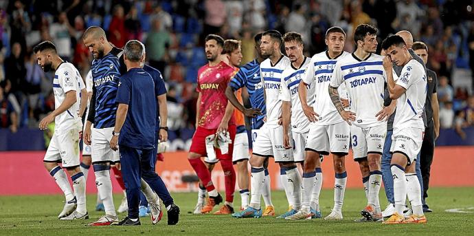 Los jugadores del Deportivo Alavés se muestran abatidos tras consumarse el descenso el pasado domingo ante el Levante. Foto: Efe