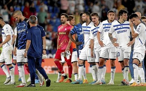 Los jugadores del Deportivo Alavés se muestran abatidos tras consumarse el descenso el pasado domingo ante el Levante. Foto: Efe