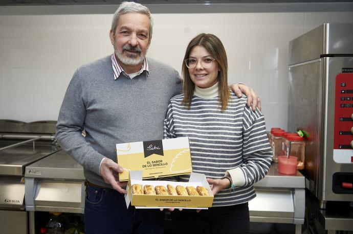 Gabriel Domínguez 'Pichi' y su hija Charo, en su obrador de La Morea con algunas de sus empanadas.