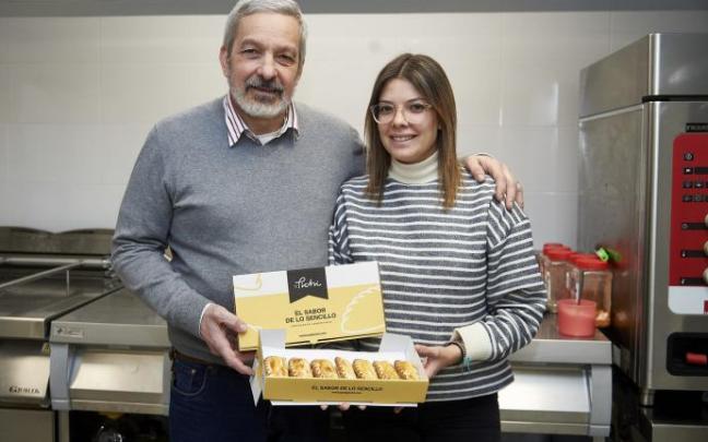 Gabriel Domínguez 'Pichi' y su hija Charo, en su obrador de La Morea con algunas de sus empanadas.