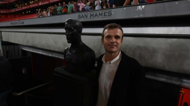 Jon Uriarte posa junto al busto de Pichichi. Jon Uriarte posa junto al busto de Pichichi.