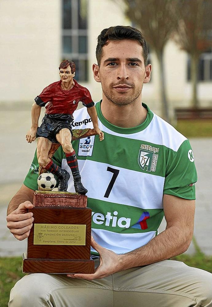 Martín Ganuza posa con el trofeo de máximo goleador de la 30ª edición del Torneo Interescolar.