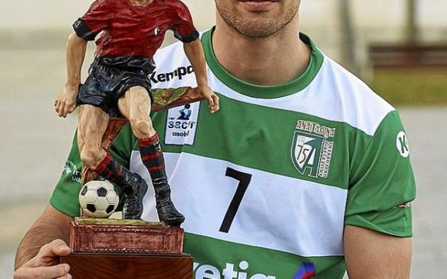 Martín Ganuza posa con el trofeo de máximo goleador de la 30ª edición del Torneo Interescolar.