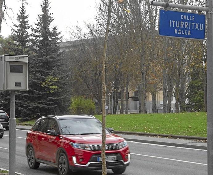 Un coche pasa junto a un radar que lleva tiempo instalado en la calle Iturritxu. Foto: Alex Larretxi