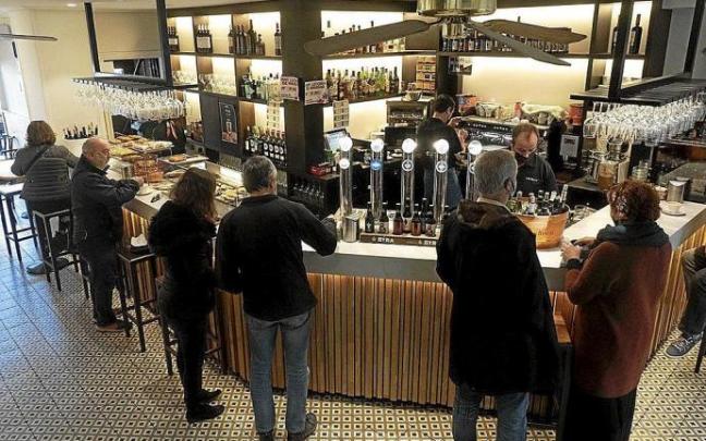 Varias personas en la barra de un bar gasteiztarra. Foto: Alex Larretxi