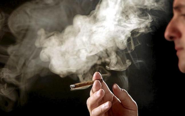 Una persona fumándose un cigarrillo en un espacio público. Foto: Efe Una persona fumándose un cigarrillo en un espacio público. Foto: Efe