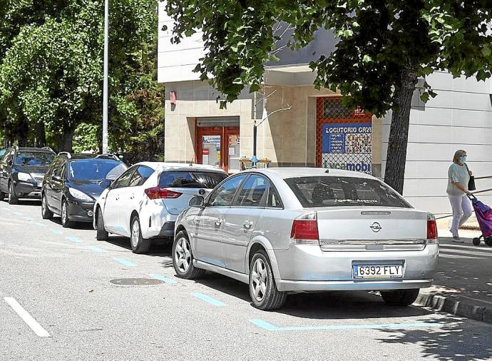 El Ayuntamiento de Pamplona ya ha empezado a pintar la zona azul.