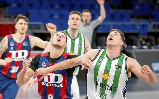 Sedekerskis pelea por la posición con Parra en el partido del martes en el Buesa Arena. Foto: Jorge Muñoz