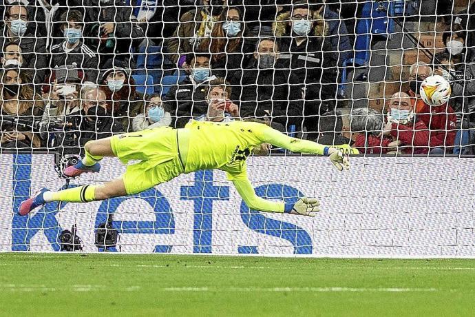 Remiro encaja uno de los cuatro goles que le marcó el Real Madrid el sábado pasado en el Bernabéu. Foto: Efe