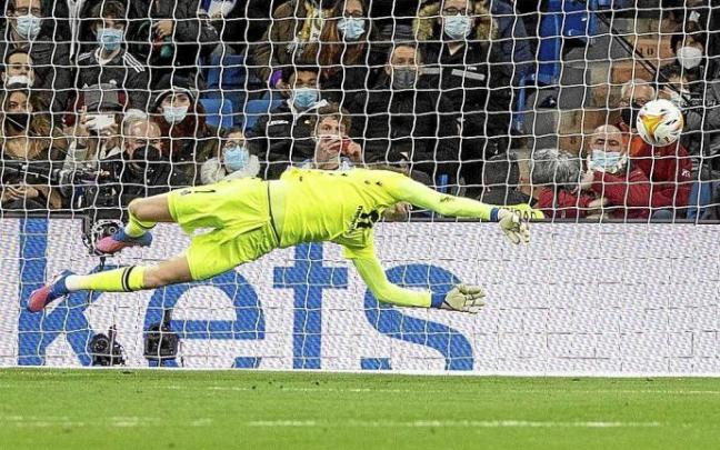 Remiro encaja uno de los cuatro goles que le marcó el Real Madrid el sábado pasado en el Bernabéu. Foto: Efe