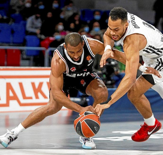 Granger pelea por un balón suelto con Okobo, el base del Asvel. Foto: Jorge Muñoz