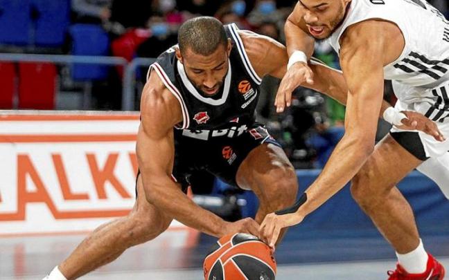 Granger pelea por un balón suelto con Okobo, el base del Asvel. Foto: Jorge Muñoz