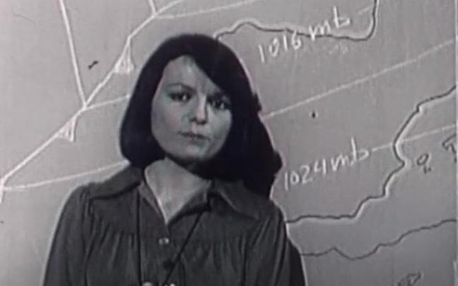 Sanjurjo presenta el tiempo en el informativo 'Noticias en La 2', en el año 1975.