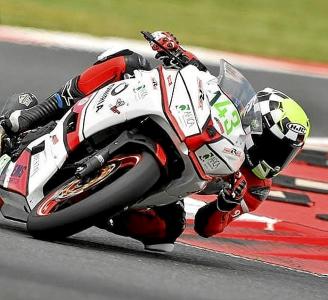 El navarro Hodei Martínez, sobre su Kawasaki Ninja 400, durante una carrera. Fotos: Cedidas