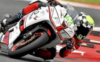 El navarro Hodei Martínez, sobre su Kawasaki Ninja 400, durante una carrera. Fotos: Cedidas