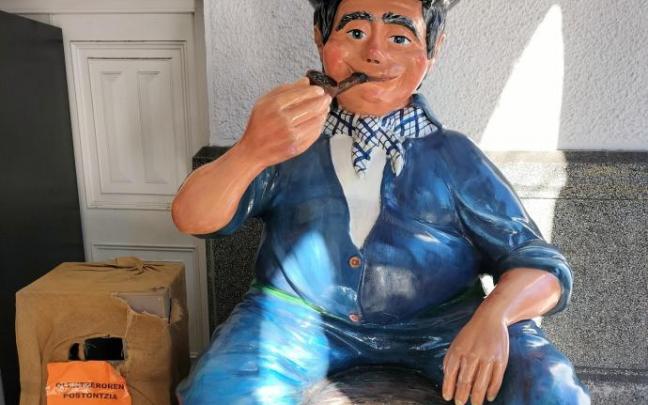 Olentzero recibirá a los niños en Lauaxeta Enparantza. Olentzero recibirá a los niños en Lauaxeta Enparantza.
