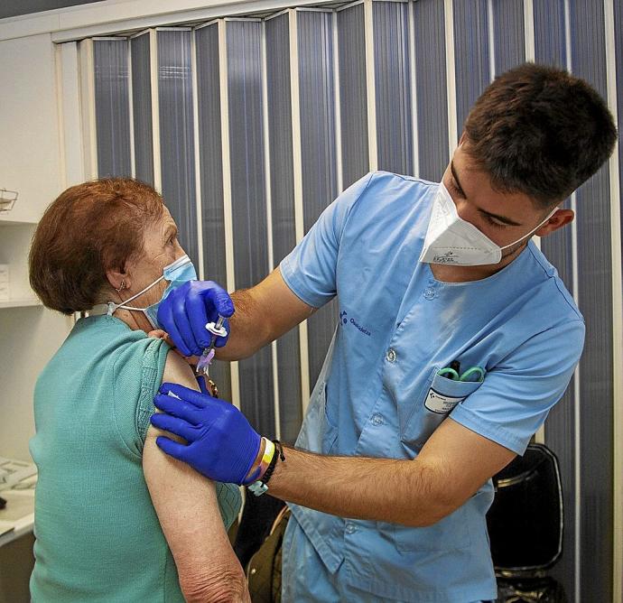 Dos pacientes del centro de salud Habana-Cuba reciben en la mañana de ayer la vacuna frente a la gripe. Fotos: Jorge Muñoz