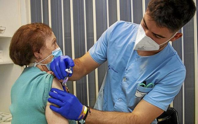 Dos pacientes del centro de salud Habana-Cuba reciben en la mañana de ayer la vacuna frente a la gripe. Fotos: Jorge Muñoz