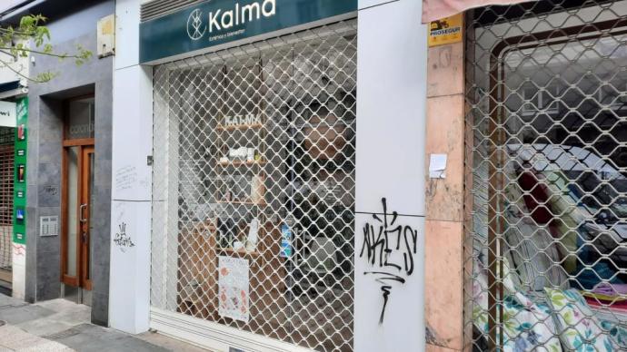 Pintadas aparecidas en un comercio de Coronación.