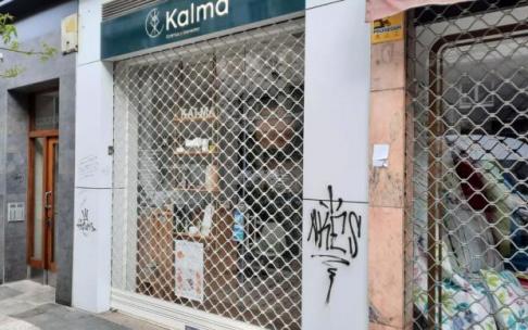 Pintadas aparecidas en un comercio de Coronación.