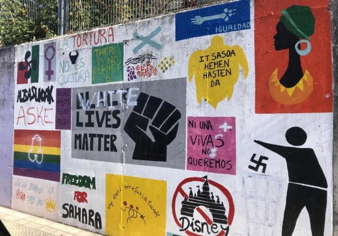 Imagen del mural ubicado en la calle Isabel Larrakoetxea, con las pintadas realizadas.