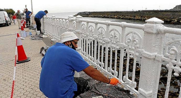 Operarios pintan la barandilla del paseo de Salamanca, ayer. Foto: N.G.