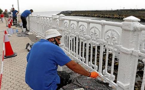 Operarios pintan la barandilla del paseo de Salamanca, ayer. Foto: N.G.