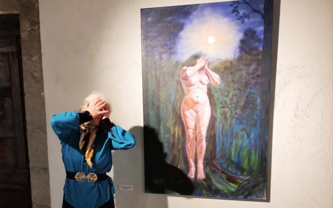 Sorne reproduce la postura de una de sus obras.