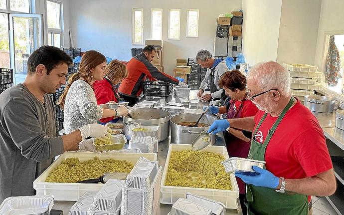 Zaporeak cocinando para uno de los campos de refugiados en Grecia. Foto: Juan Ignacio Arce