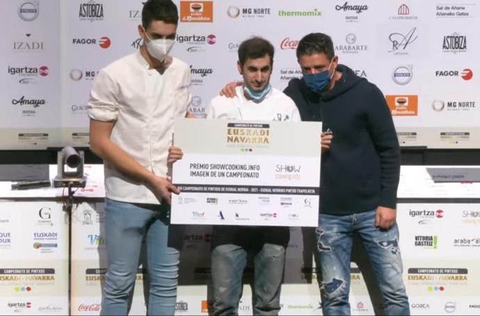 Sergio Lerga y Lorenzo Arejula (La Vieja Iruña), con el galardón Imagen de un Campeonato.