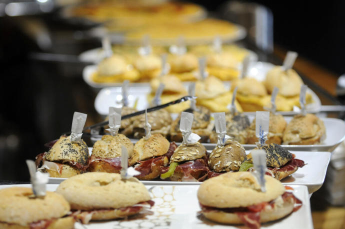 Pintxos en la barra de un bar de Vitoria