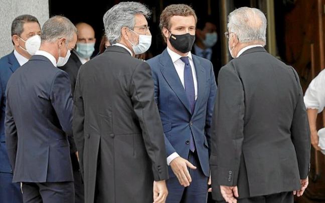 Corrillo con el líder del PP, Pablo Casado, y el presidente del CGPJ, Carlos Lesmes, tras la apertura del año judicial. Foto: Efe Corrillo con el líder del PP, Pablo Casado, y el presidente del CGPJ, Carlos Lesmes, tras la apertura del año judicial. Foto: Efe