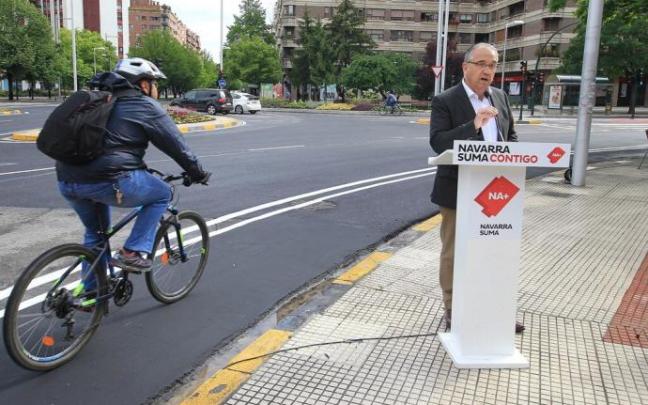 Un ciclista pasa por el carril bici de Pío XII mientras el alcalde da un mitin de campaña en 2019. Un ciclista pasa por el carril bici de Pío XII mientras el alcalde da un mitin de campaña en 2019.