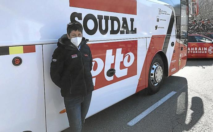 Cherie Pridham posa junto al autobús del Lotto Soudal, antes de la salida de etapa. Foto: N.G.