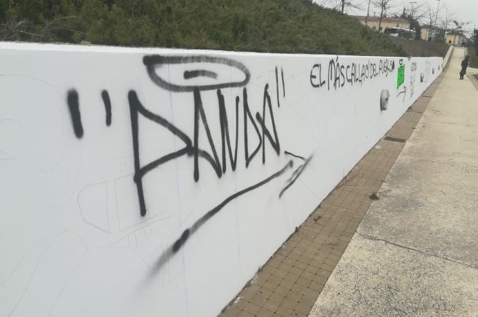 Pintadas sobre los bocetos dibujados a lápiz en el muro blanco.