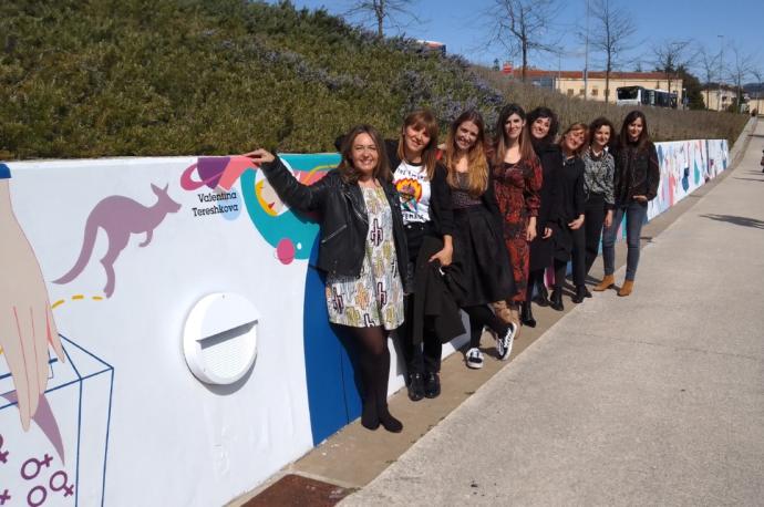 Las 'Variopintas' Idoia Iribertegui, Itziar Goñi, Leire Olkotz, Rebecca Gil, Mila García, Gabriela Barrio, Concha Pasamar y Berta Suescun, junto al mural.