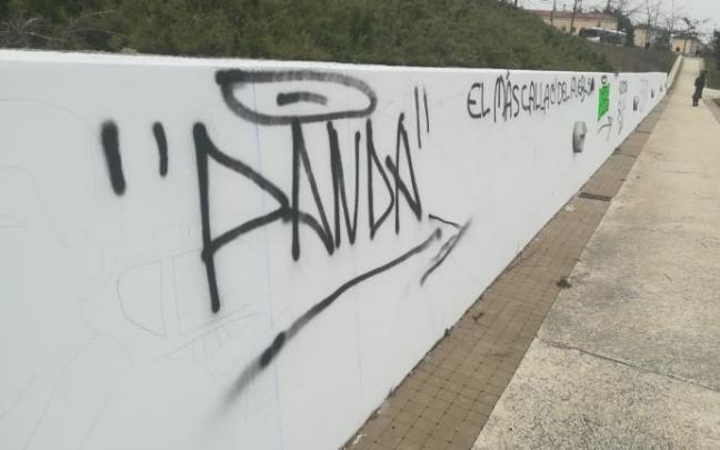 Pintadas sobre los bocetos dibujados a lápiz en el muro blanco.