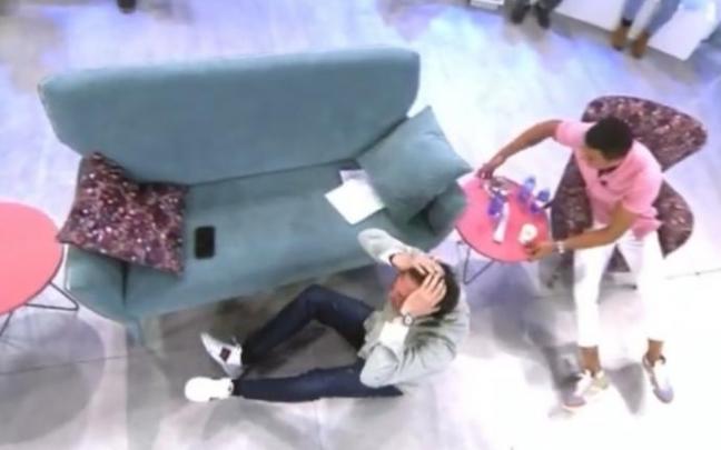 Pipi Estrada, tras golpearse con la mesa. Pipi Estrada, tras golpearse con la mesa.