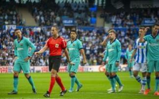 Los jugadores del Barcelona, junto a Alberola Rojas, en el partido de Anoeta en 2019. Los jugadores del Barcelona, junto a Alberola Rojas, en el partido de Anoeta en 2019.