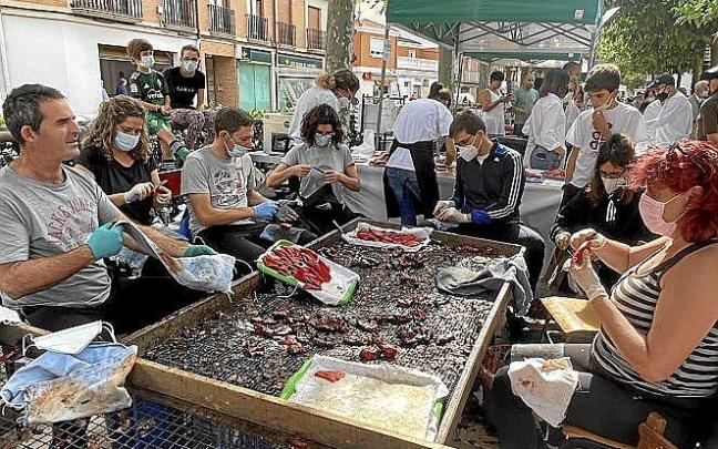 Un grupo de lodosanos pelando pimiento en directo. Un grupo de lodosanos pelando pimiento en directo.