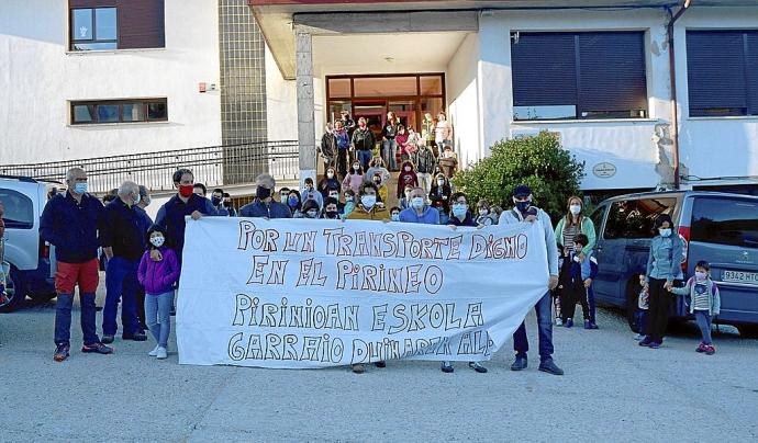 Imagen de la última concentración de familias y escolares en la escuela de Garralda en el inicio de este curso. Foto: P. Carballo