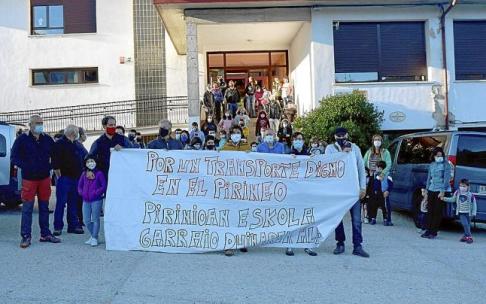 Imagen de la última concentración de familias y escolares en la escuela de Garralda en el inicio de este curso. Foto: P. Carballo