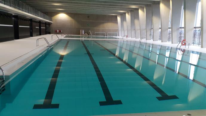 Piscina del polideportivo de Altza llena de agua para las primeras pruebas.