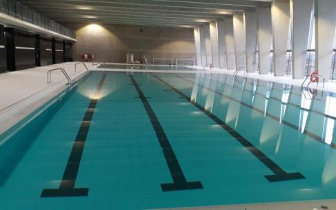 Piscina del polideportivo de Altza llena de agua para las primeras pruebas.