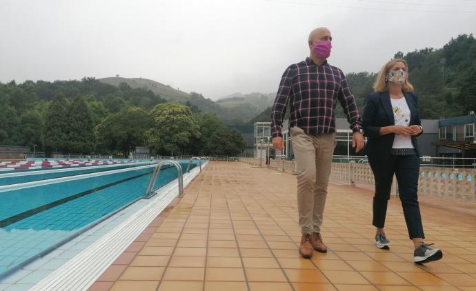 Iñigo Asensio y la alcaldesa, en Gorostiza.