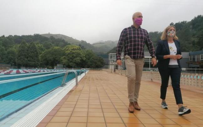 Iñigo Asensio y la alcaldesa, en Gorostiza.