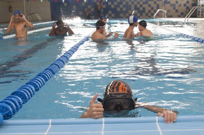Personas en la piscina del centro cívico de Zabalgana