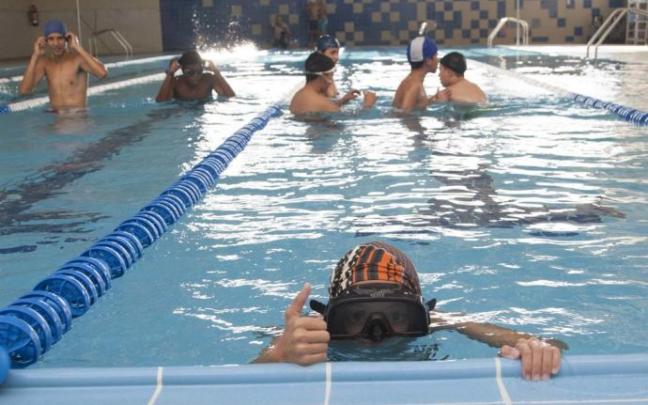Personas en la piscina del centro cívico de Zabalgana